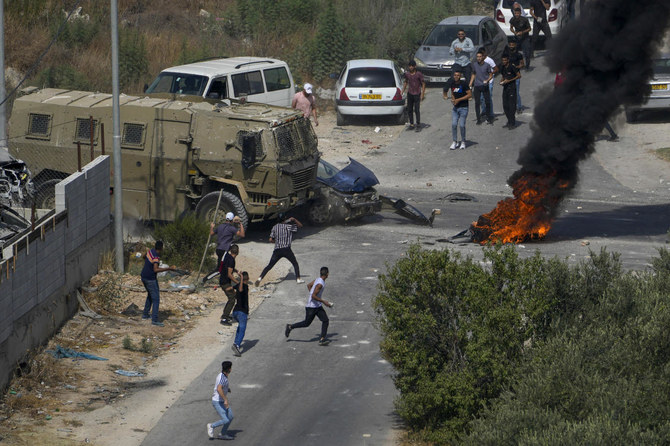 今週初め、パレスチナ人はヨルダン川西岸のルジブ村での軍の作戦中、イスラエル軍車両に石を投げつけた。（AP）