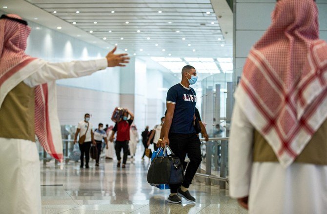 ジェッダのキング・アブドルアジーズ国際空港に到着する人々。（資料写真/AFP）