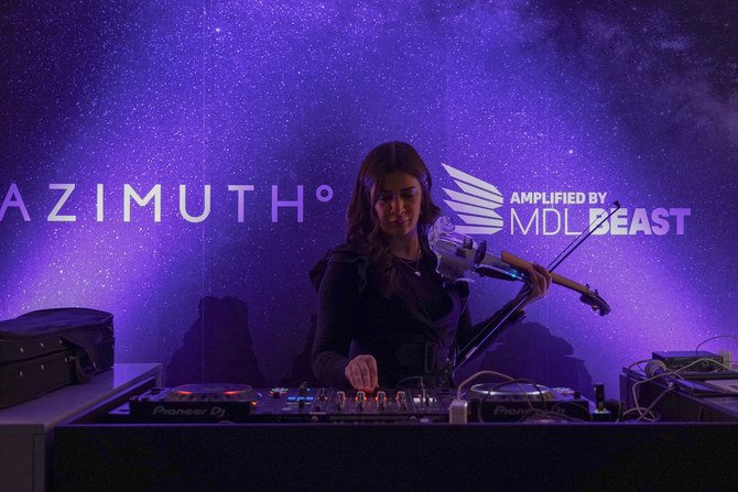 司会のフィリップ・ジョーンズ氏とサウジのDJバルー主催のメディアイベントでサウジのバイオリン奏者でDJのカヤンが演奏した。(フダ・バシャター)