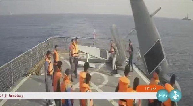 2022年9月1日木曜日、イラン海軍の船員が紅海でアメリカの海上無人艇を海に投げ捨てる姿を捉えたイラン国営テレビのビデオ画像。（AP通信によるイラン国営テレビの画像）