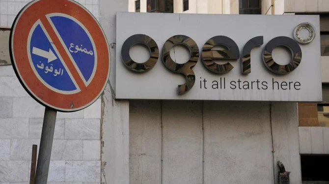 レバノンの国有電気通信会社「オゲロ」のマークがベイルートの社屋の１つに掲げられている。（AP通信）
