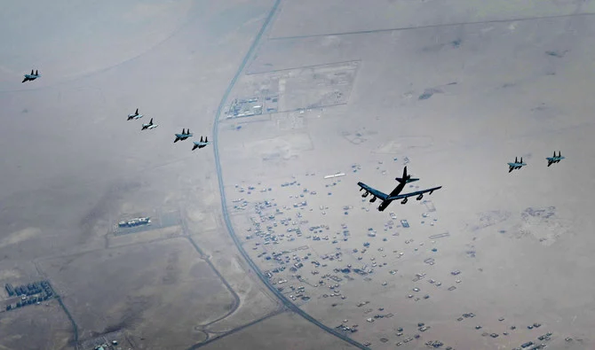 9月4日、米国の同盟国や地域のパートナー国の戦闘機と共に爆撃機特別部隊の模擬訓練を行う米空軍のB-52ストラトフォートレス。(米中央軍)