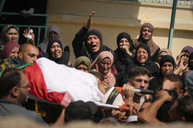 9月5日（月）、ヨルダン川西岸地区のジェニンの近くのカバティヤという町で、パレスチナ人の会葬者がタヘル・ザカルネさん（19）の葬儀中に彼の遺体を運んでいる。（資料写真／AP）