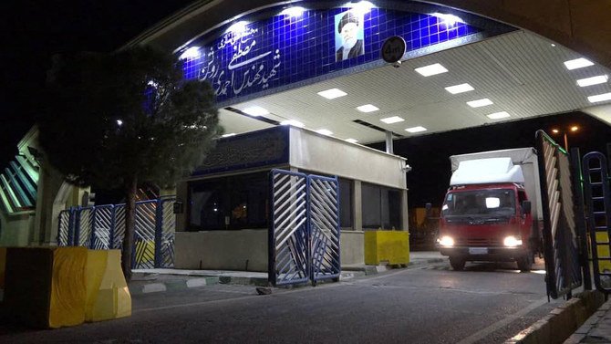 首都テヘランから南に約300キロ離れたナタンズ核研究センターから出発するトラック。(ファイル/イラン原子力庁/AFP)