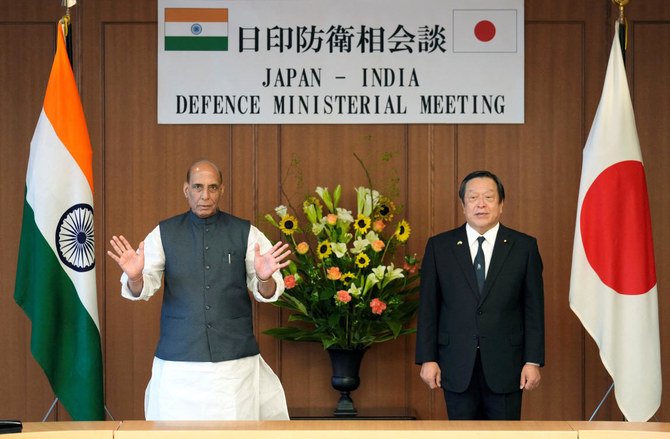 2022年9月8日、東京にて二国間防衛会談を前にしたインドのラジナート・シン国防相(左)と日本の浜田靖一防衛相。(ロイター)