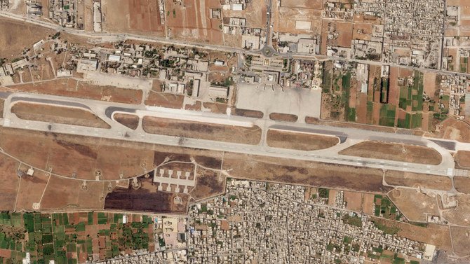 イスラエルの空爆により、アレッポ国際空港は滑走路の3カ所に大きな損傷を受け、再び閉鎖に追い込まれた。（画像：Planet Labs PBC 、APによる）