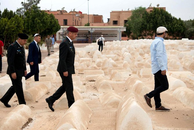 マラケシュのユダヤ人墓地を訪問するイスラエル軍のアブィブ・コチャフ参謀総長（中央）。2022年7月20日。米国が仲介する和平合意のもとでイスラエルとモロッコは国交を正常化した。（AFP）