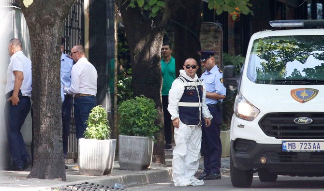 イラン・イスラム共和国大使館に入る警察科学課の職員ら。2022年9月8日、ティラナ。（AFP）