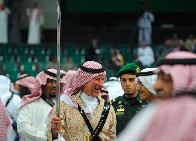 アラブの伝統装束を着てサウジの剣舞「アルダ」に参加するチャールズ皇太子（当時）。2014年2月、リヤド近郊で行われたジャナドリヤ文化祭にて。（ロイター）