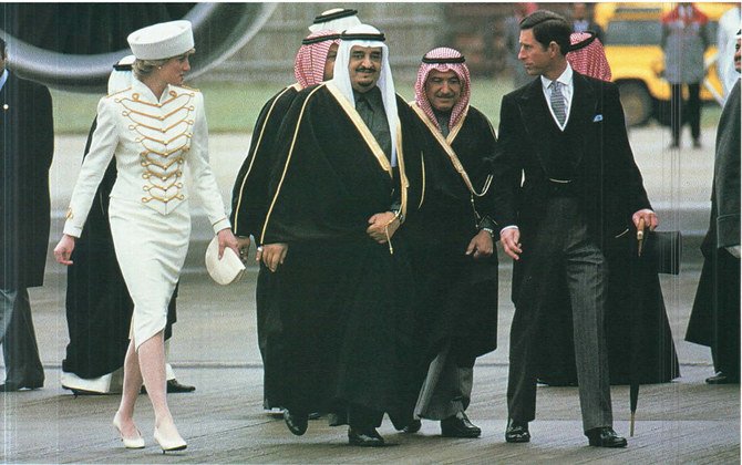 イングランドを公式訪問したサウジのファハド国王を迎えるチャールズ皇太子とダイアナ妃。1987年3月、ガトウィック空港。(Getty Images)