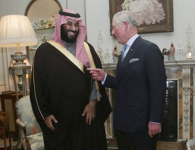 夕食を共にした際にサウジアラビアのムハンマド・ビン・サルマン皇太子(左)と話すチャールズ皇太子。2018年3月7日、ロンドン中心部のクラレンス・ハウス。(AFP)