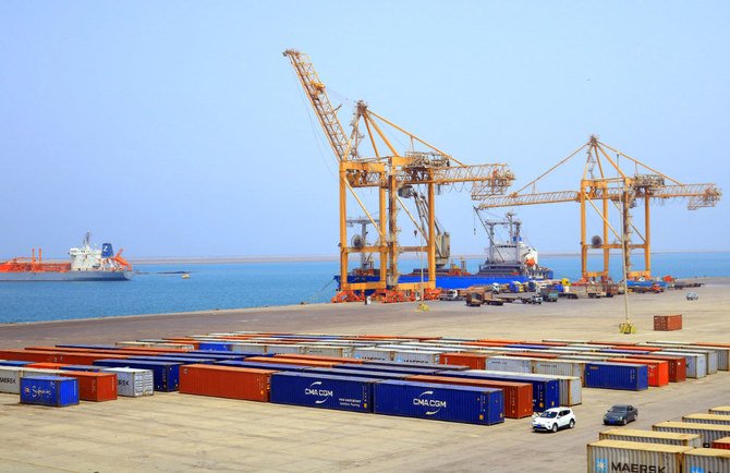 首都サヌアの約230キロ西、イエメンの紅海沿岸の都市ホデイダの港の船積みドック。（2022年5月28日撮影）（AFP）