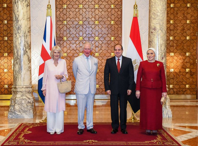 チャールズ皇太子（左）とカミラ夫人を歓迎する、エジプトのアブドゥルファッターハ・エルシーシ大統領（中央右）とインティサール・アメル夫人（右）。2021年11月18日、カイロ。（AFP）