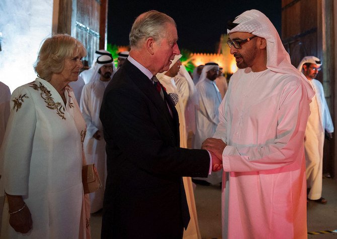 UAEのシェイク・ムハンマド・ビン・ザーイド・アール・ナヒヤーン大統領（当時は皇太子）に迎えられるチャールズ皇太子。2016年11月7日、UAEのアル・アインのアル・ジャヒリ砦。（AFP）