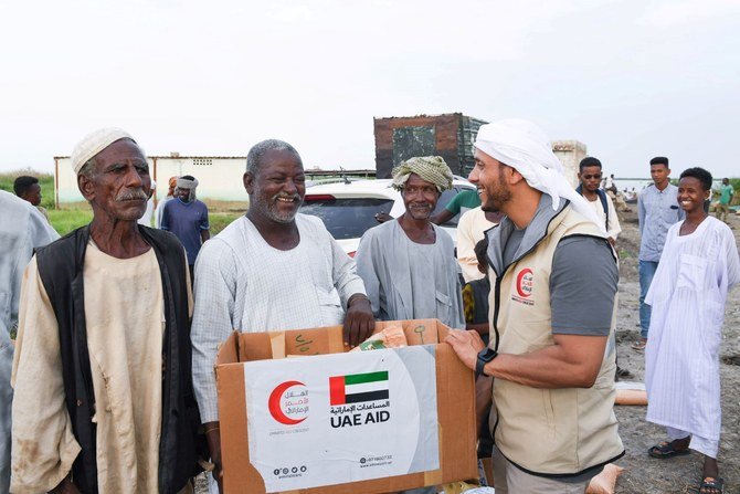アラブ首長国連邦の地上援助チームは食糧かごやシェルターを届け、白ナイル州の2つの村に居住する3500人を支援した。（WAM）