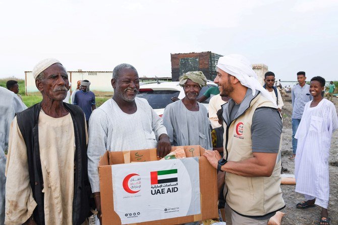 アラブ首長国連邦の地上援助チームは食糧かごやシェルターを届け、白ナイル州の2つの村に居住する3500人を支援した。(WAM)