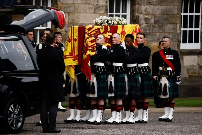 ホリールードハウス宮殿に到着したエリザベス女王の棺を乗せた霊柩車が＝2022年9月11日、英スコットランド・エディンバラ（ロイター）