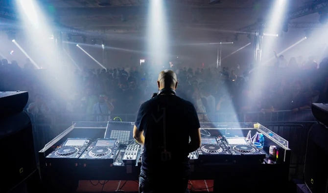 リヤドで行われたイベントに、レバノン系イギリス人アーティスト、ニコール・ムダベル、サウジアラビアのDJ、B-ハイドラ、サイキー、ANT、ディッシュダッシュ、モーゼズ、ドン・エドワルドが出演した。(AN photos)