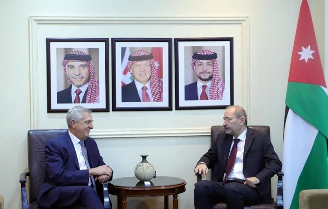 アイマン・サファディ副首相兼外務・移民大臣とフィリッポ・グランディ国連難民高等弁務官が会談している。(ペトラ）