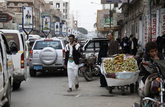 イエメンのサヌアの通りを歩く男性（2022年8月1日）。（ロイター）