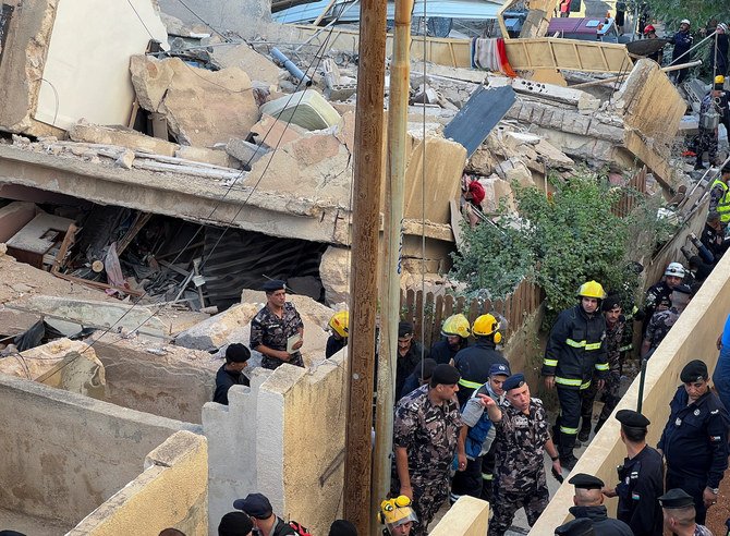 2022年9月13日、ヨルダンのアンマンで起きた4階建て住宅ビルの倒壊現場で作業する救助隊員たち。（ロイター）