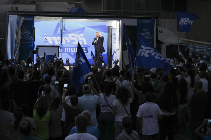 ベテラン政治家であるネタニヤフ元首相は、ビビバスを利用して支持者の聴衆を引きつけ、疲れた有権者の間で再び注目の的となっている。(AP)