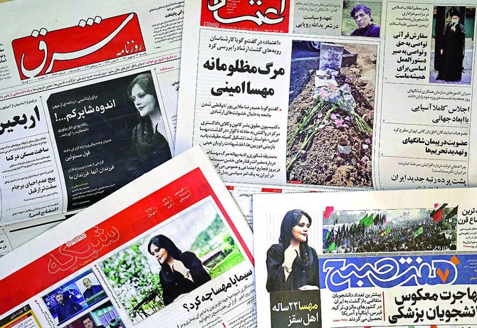 厳格なヒジャブ規則を施行するイランの道徳警察による勾留中にマフサ・アミニ氏が死亡した事件は、新聞やソーシャルメディアで広く報道された。（AFP）