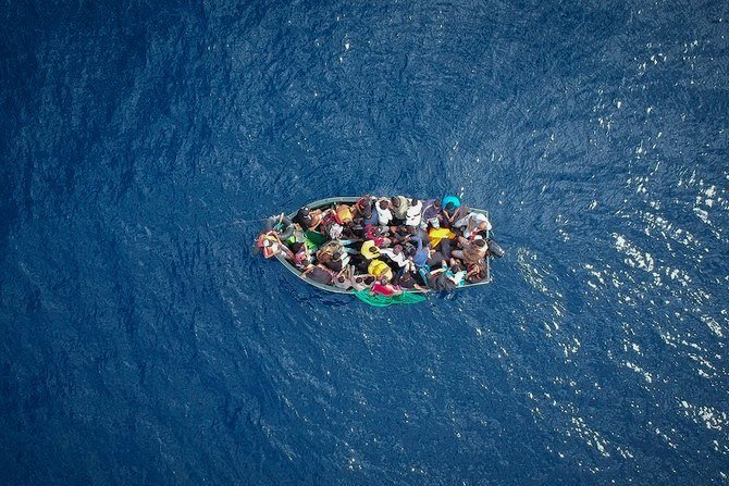 キプロスは、キプロスの西203キロ地点を漂流していた300人以上の移民を乗せたすしづめ状態の木製小型ボートの救助に協力した。（AFP/ファイル）