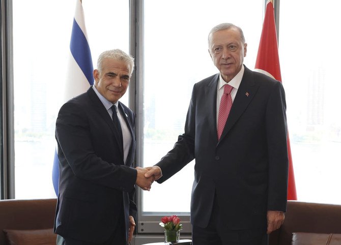 ニューヨークで開催中の国連総会での会談中に、イスラエルのヤイール・ラピード首相と握手するトルコのレジェップ・タイイアップ・エルドアン大統領（右）(トルコ大統領府AP)