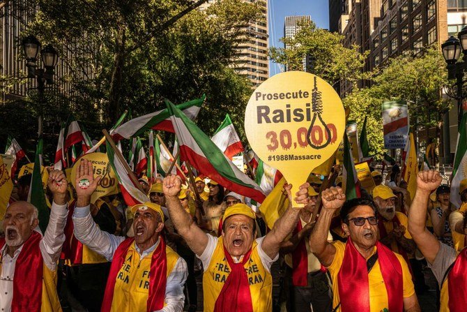 21日、第77回国連総会が開催される中、ニューヨークで行われた集会でイランのイブラヒム・ライシ大統領に抗議する人々。（AFP）