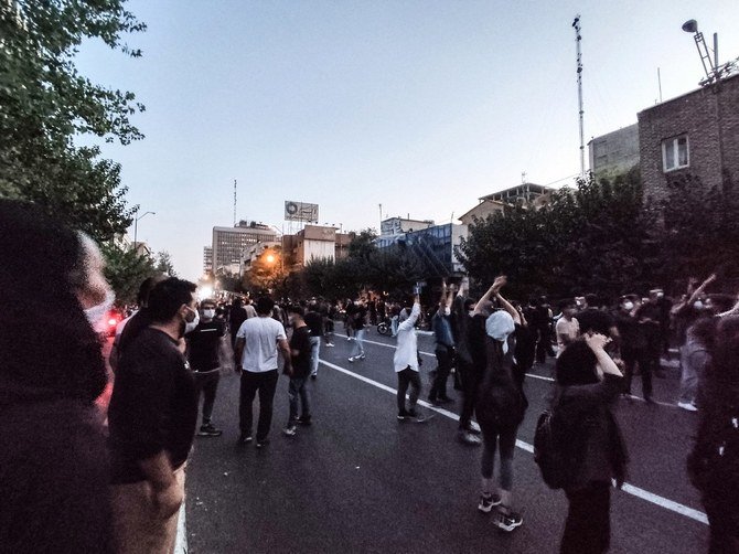 マフサ・アミニさんが警察による拘束中に死亡した数日後、首都テヘランの路上で抗議デモに参加するイラン国民。（AFP通信）