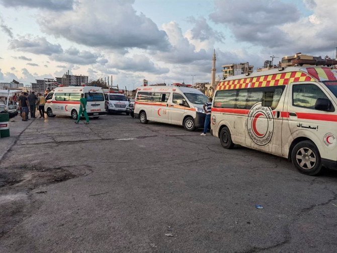 シリアのタルトゥース港で木曜日、移民の救助活動が続く中停まっている救急車。ソーシャルメディアに投稿された写真(ロイター)
