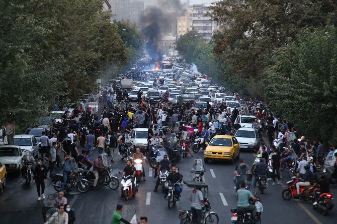 クルディスタン州から始まり、首都を含む少なくとも13都市に広がった抗議デモに対する治安弾圧で、少なくとも31人が死亡した。(AFP)