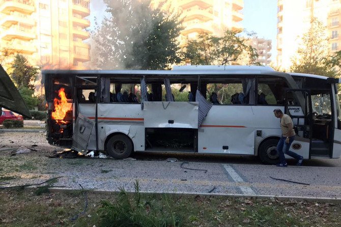  爆弾が爆発した直後に炎上する、警察官を乗せたバス。2017年10月、トルコのメルスィン県。トルコは水曜日、警察宿舎への襲撃に関与したとしてクルディスタン労働者党を非難した。（AP/ファイル）