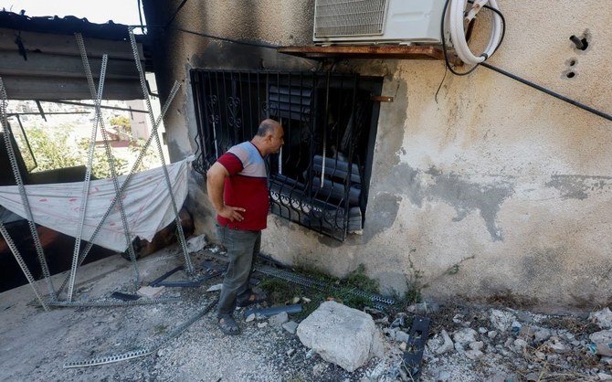 イスラエルが占領するヨルダン川西岸地区ジェニンをイスラエルが急襲した後、パレスチナ人男性が破壊された建物を調べている。（2022年9月28日撮影）（ロイター）