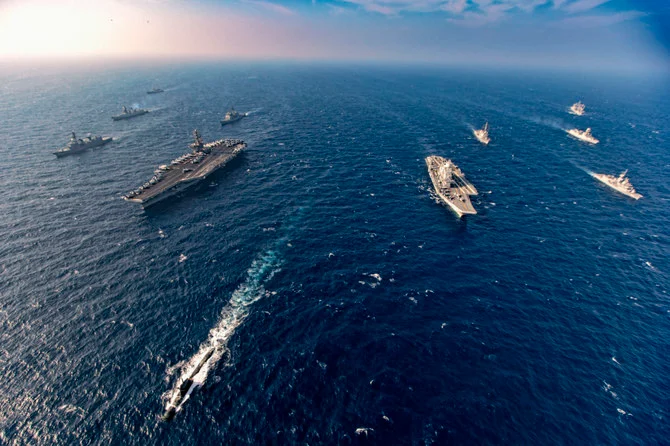 2020年10月12日にインド洋のベンガル湾で行われたマラバール海軍演習に参加する、日本、インド、オーストラリア、米国の軍艦。（ AFP経由インド海軍）
