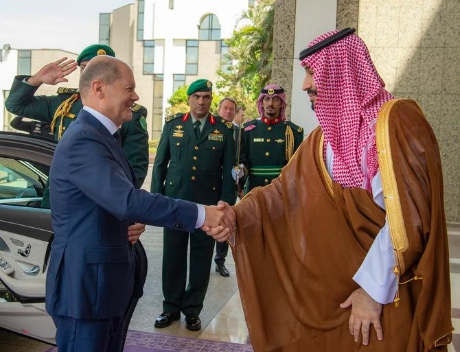 ドイツ首相のオラフ・ショルツ氏がサウジアラビアのムハンマド・ビン・サルマン皇太子とジェッダで会談した。（写真提供：Twitter/@Bandaralgaloud）