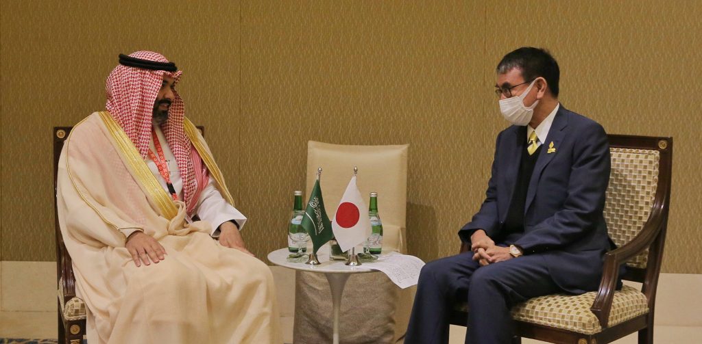 インドネシアでのG20会合中、日本の河野太郎デジタル担当大臣と会談するサウジアラビアのアブドゥラー・アルスワハ通信情報技術大臣。（SPA）