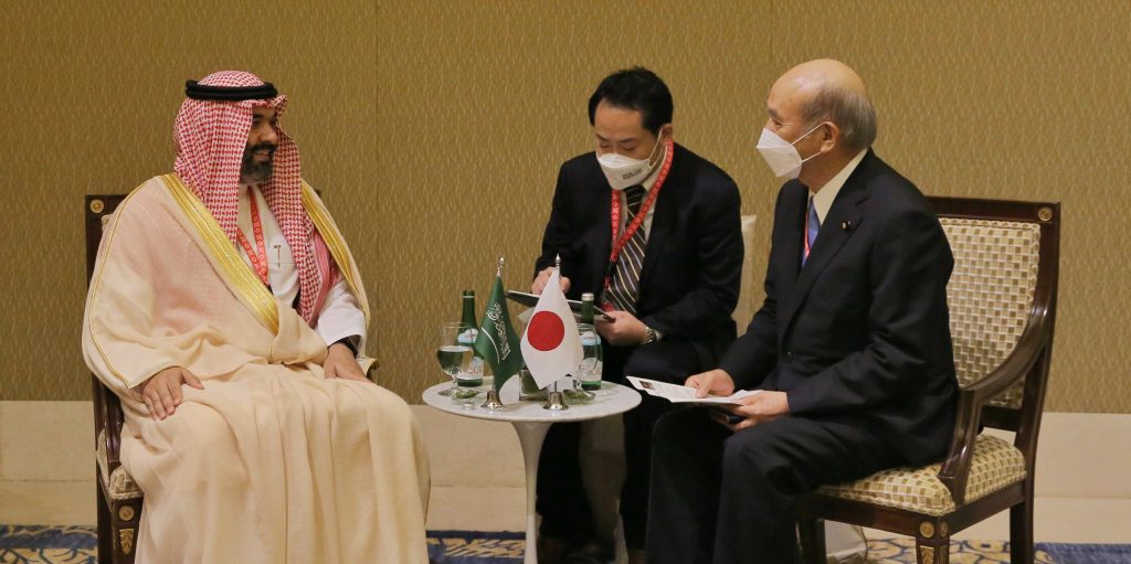インドネシアでのG20会合中、日本の柘植芳文総務副大臣と会談するサウジアラビアのアブドゥラー・アルスワハ通信情報技術大臣。（SPA）