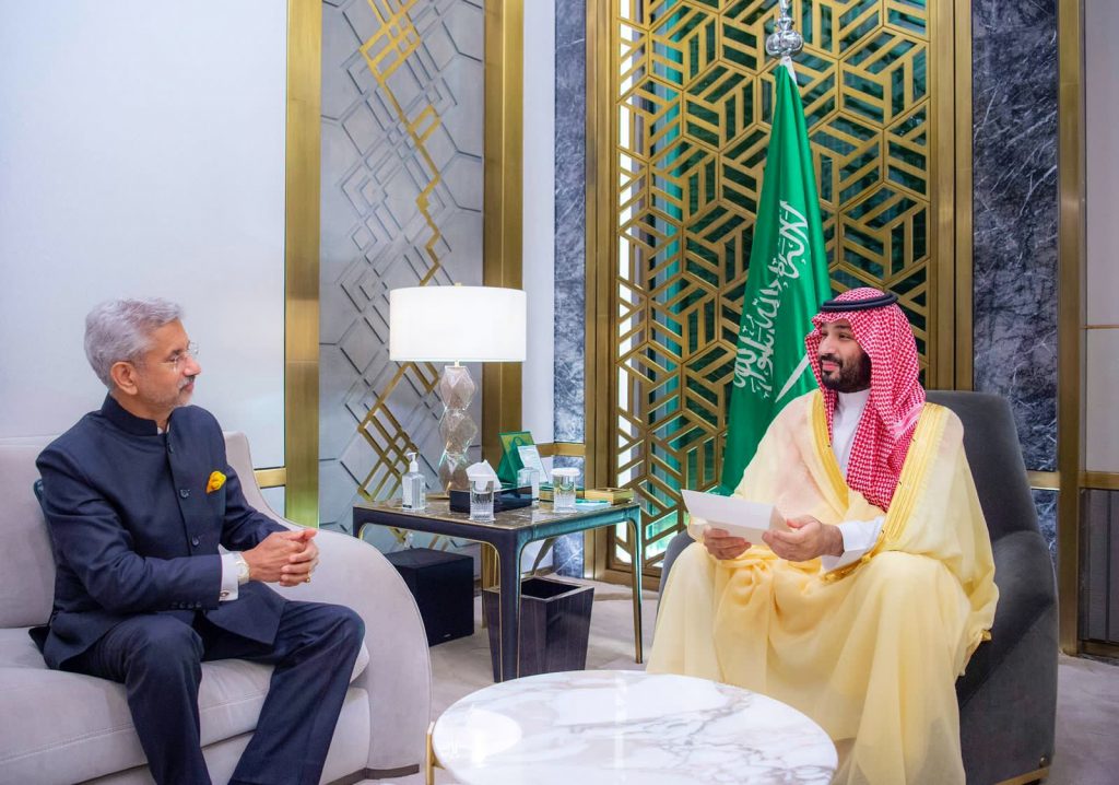 サウジアラビアのムハンマド・ビン・サルマン皇太子とS・ジャイシャンカル博士(Twitter/ @DrSJaishankar)