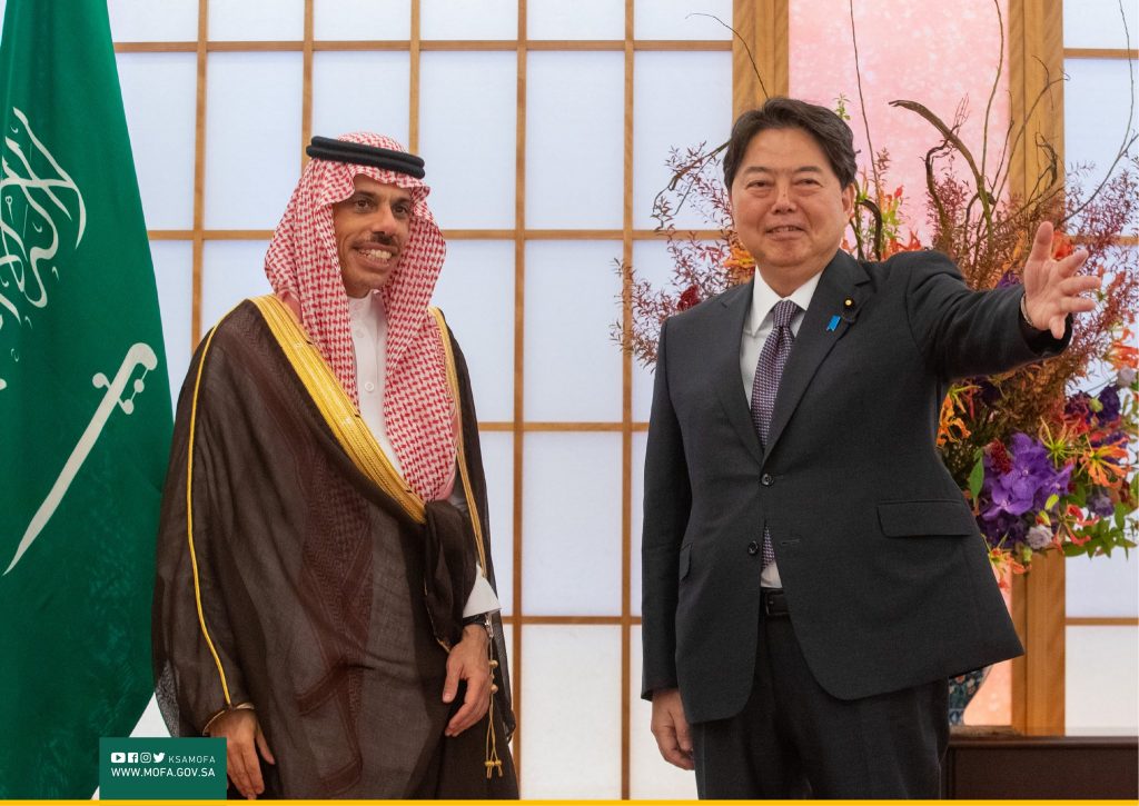 サウジアラビア外相 日本の外相との会談中に故安倍晋三氏を哀悼 Arab News