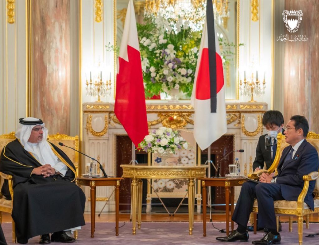  岸田首相とサルマン皇太子は、多くの分野においてバーレーンと日本の戦略的パートナーシップの発展に資する機会を模索していくことでも一致した。（ツイッター / @BahrainCPnews ）