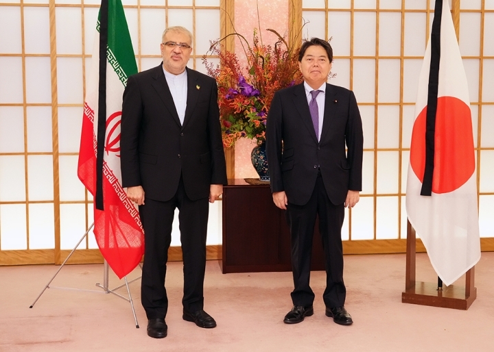 また、林外務大臣は、関係国によるイラン核合意（JCPOA）への早期復帰を期待する旨を述べ、オウジ石油大臣が、この問題に対するイラン政府の立場を説明するのを聞いた。(MOFA)