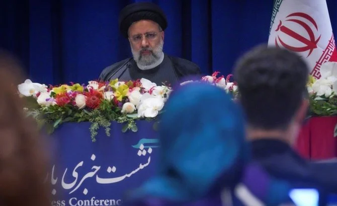 2022年9月22日、ニューヨーク国連本部での記者会見において耳を傾けるイランのイブラヒム・ライシ大統領（AP写真）