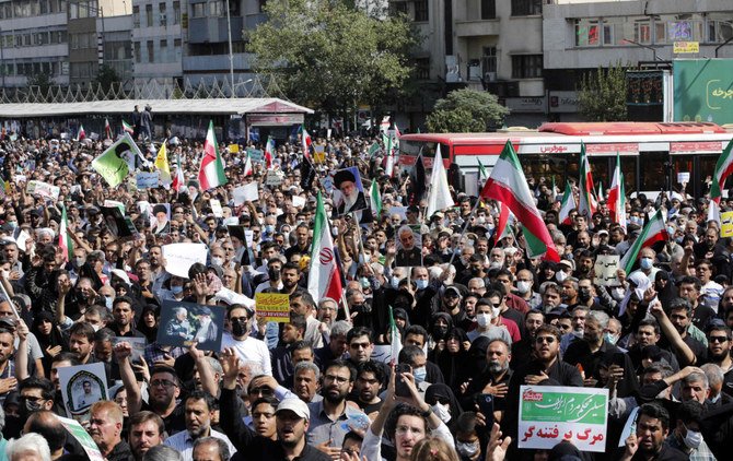9月23日、政権が呼びかけテヘランで行われたヒジャブ着用支持集会の参加者たち。（AFP）