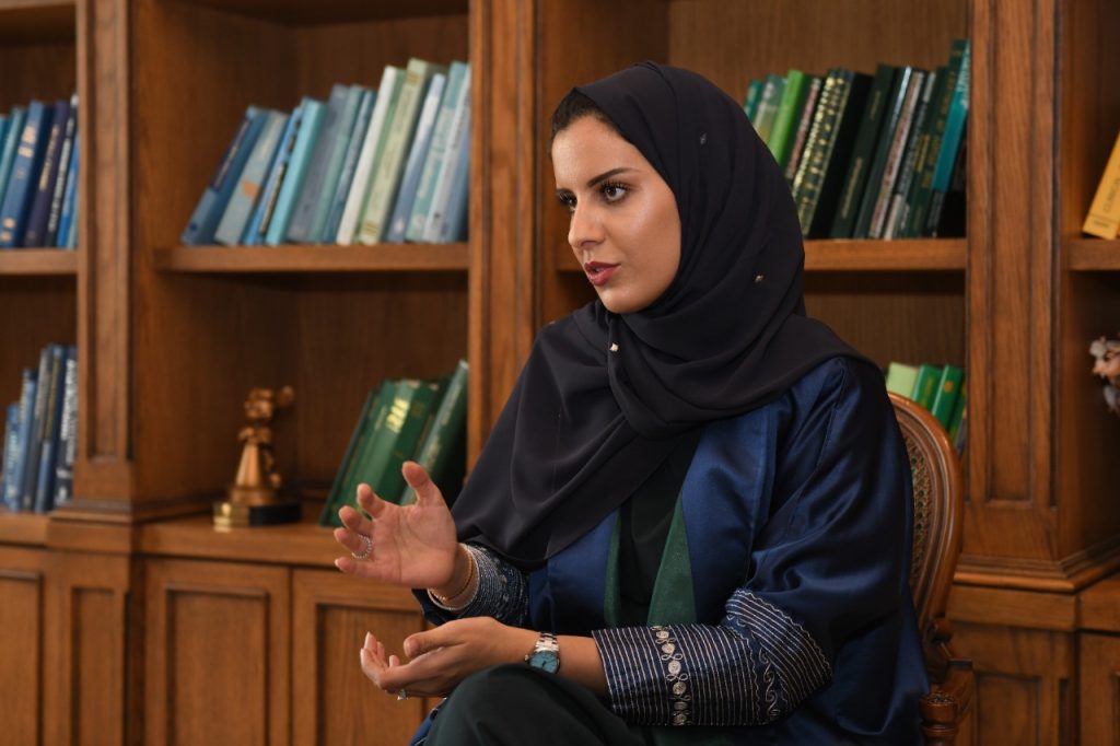 ザ・ギャザリングKSA(The Gathering KSA)の創立者サディーム・アル・ホザイニ氏が2022年サウジ建国記念アイデンティティの具体化に関してエンターテインメント総局 (GEA)と意見を交わす(アブドゥラマン・アルカフタニ)