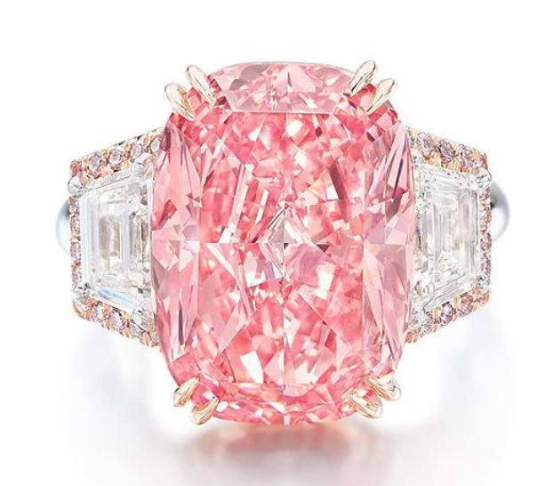 クッションカットが施されたこのピンクダイヤモンドに、色の深みと透明度で匹敵するものは、他に2つしかない。（サザビーズ）
