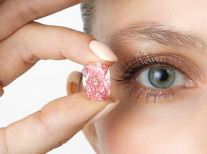 クッションカットが施されたこのピンクダイヤモンドに、色の深みと透明度で匹敵するものは、他に2つしかない。（サザビーズ）