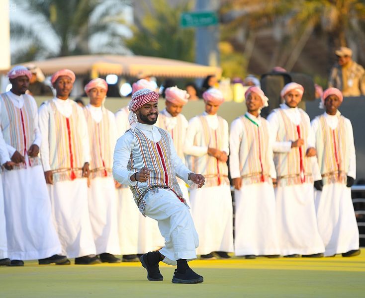 サウジアラビア音楽における打楽器のような音のもう一つの層は手拍子とダンスであり、ダンスは2つのカテゴリーに分類される。一つは、北部の「アル・ダーハ」や南西部の「アル・ハトワ」のようなユニゾンのステップを含むものである。（SPA）