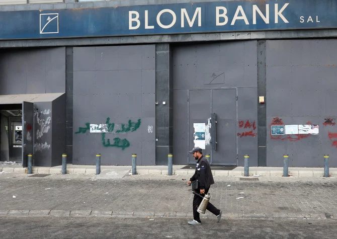 治安上の懸念による3日間休業の初日、ブロム銀行シドン支店の傍を通り過ぎる男性。2022年9月19日、レバノン南部のシドン。（ロイター）
